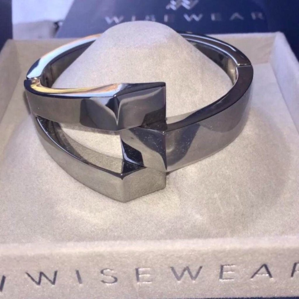 Smart Bracelet Wisewear First Fully Integrated Smart Jewelry For Women's Safety